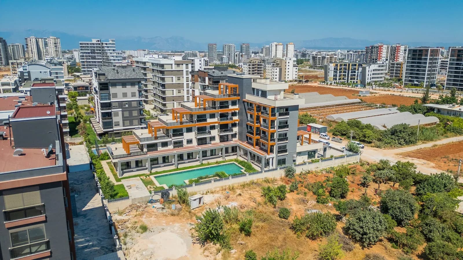Perge 35 Deep Blue dış cephe ve havuz görünümü