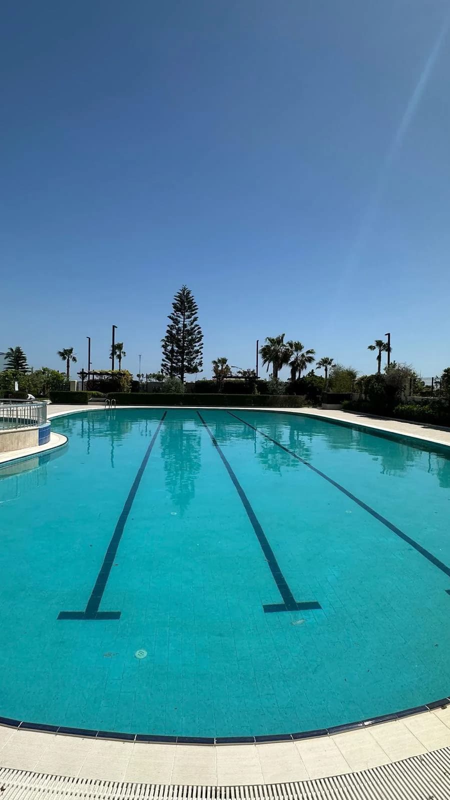 Outdoor swimming pool in the Konyaaltı residential complex