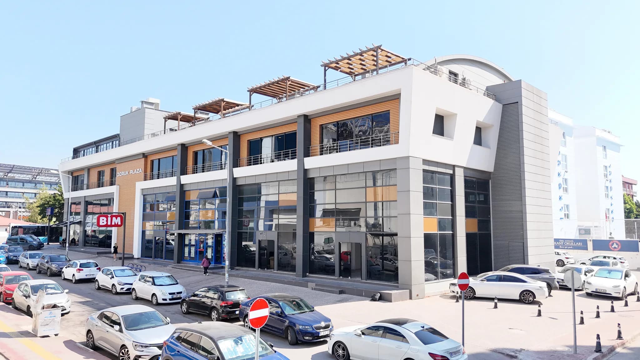Фасад Doruk Plaza, где находится Meydan Dükkan